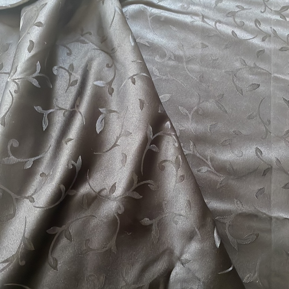 🌾 silky tablecloth